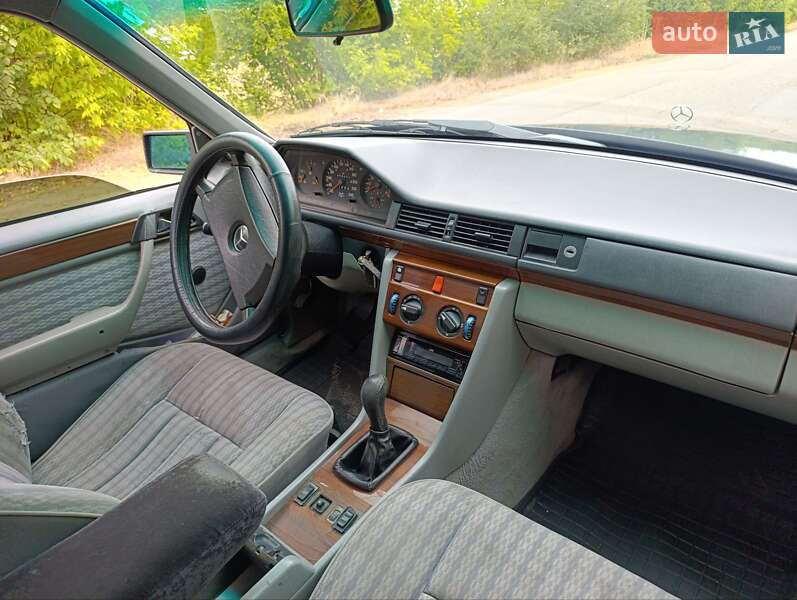 Седан Mercedes-Benz E-Class 1990 в Одессе