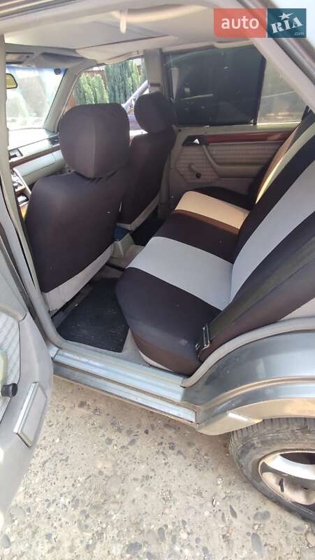 Седан Mercedes-Benz E-Class 1993 в Іршаві