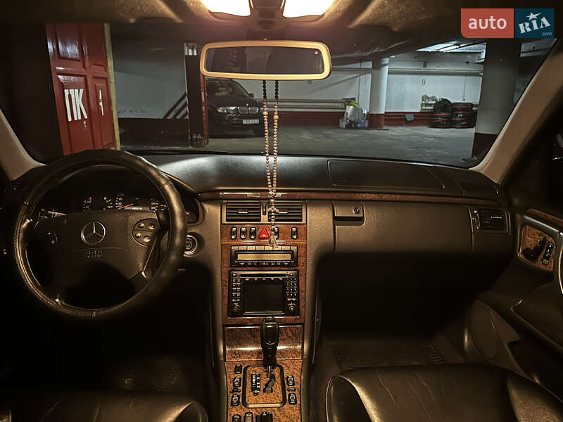 Седан Mercedes-Benz E-Class 2000 в Киеве