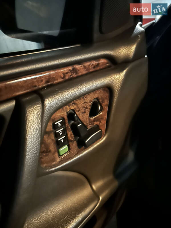 Седан Mercedes-Benz E-Class 2000 в Киеве