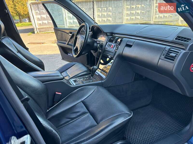 Седан Mercedes-Benz E-Class 2000 в Києві