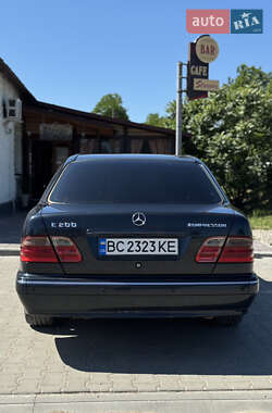 Седан Mercedes-Benz E-Class 2000 в 