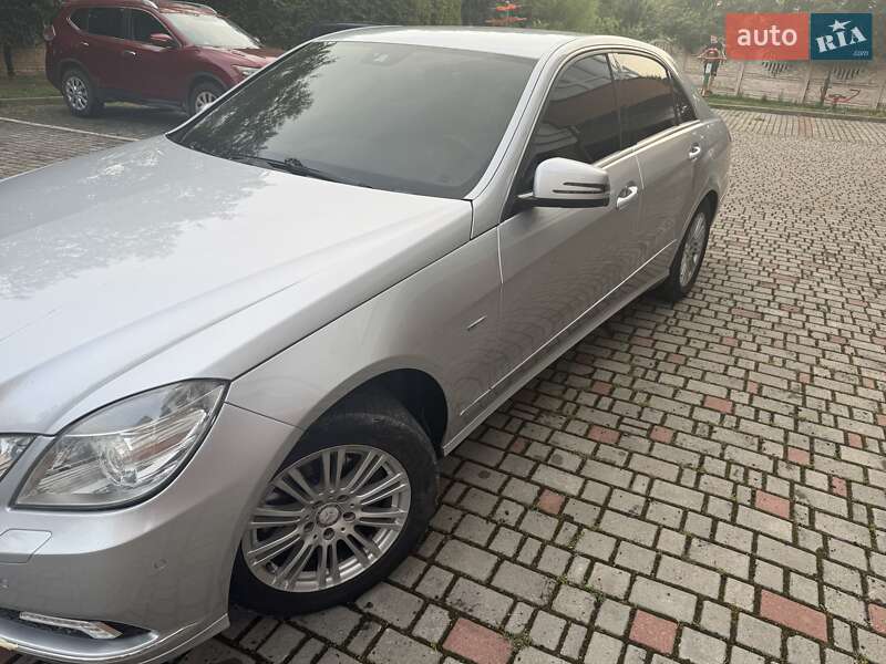 Седан Mercedes-Benz E-Class 2011 в Івано-Франківську