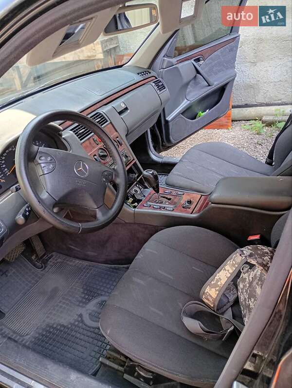 Седан Mercedes-Benz E-Class 2001 в Львові