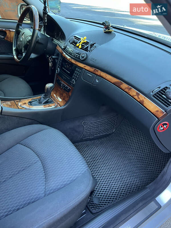 Седан Mercedes-Benz E-Class 2004 в Ірпені