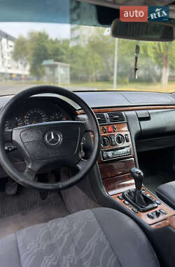 Седан Mercedes-Benz E-Class 1999 в 