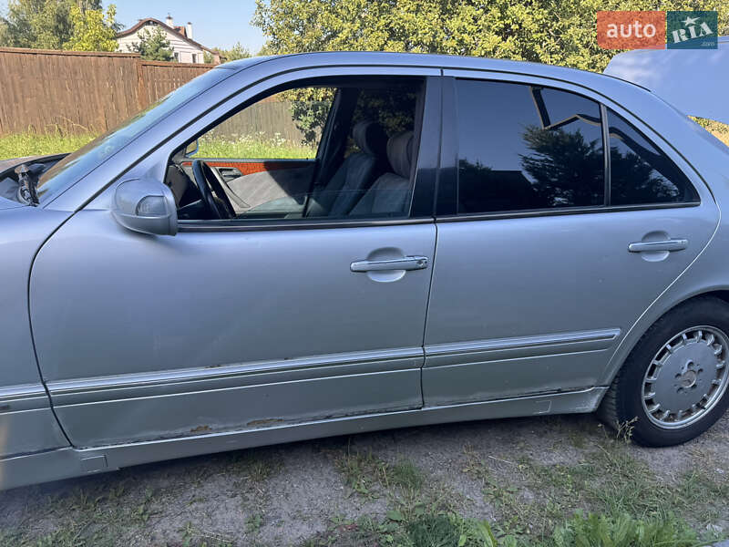 Седан Mercedes-Benz E-Class 2001 в Киеве