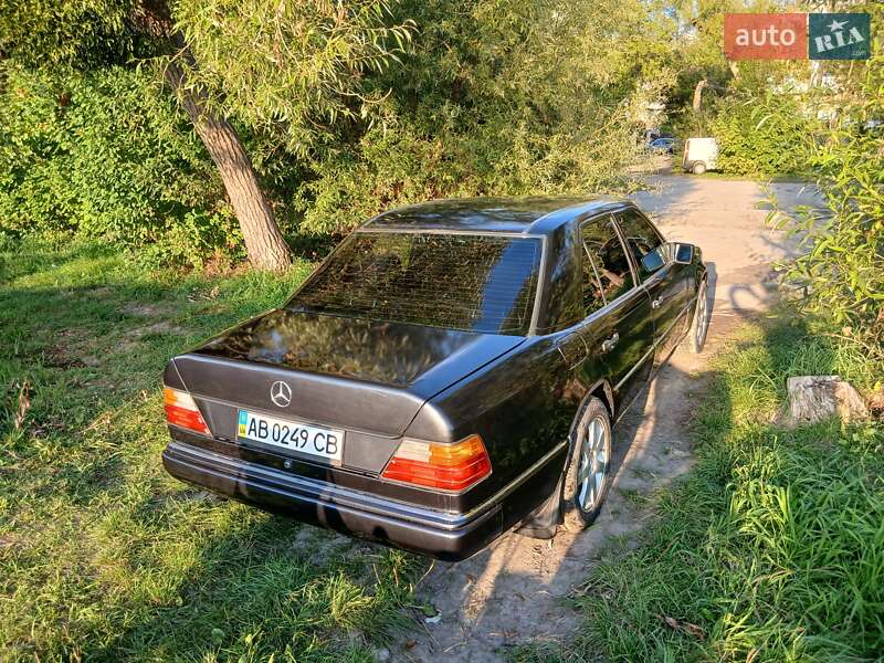 Седан Mercedes-Benz E-Class 1993 в Виннице
