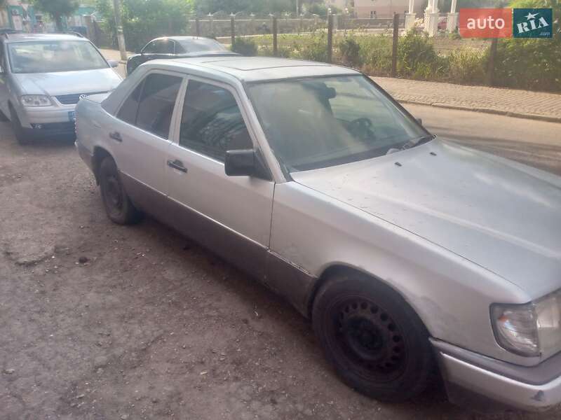 Mercedes-Benz E-Class 1989
