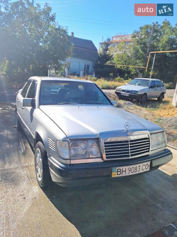 Седан Mercedes-Benz E-Class 1990 в 