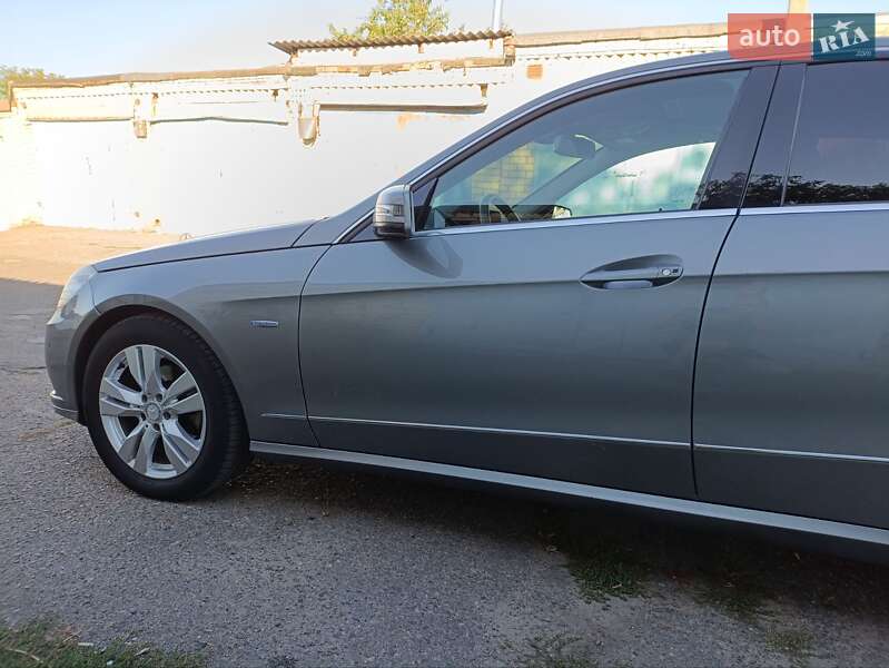 Седан Mercedes-Benz E-Class 2011 в Николаеве