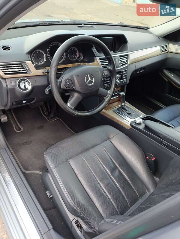 Седан Mercedes-Benz E-Class 2011 в Николаеве