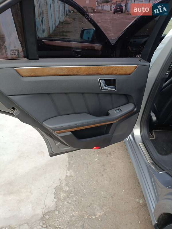 Седан Mercedes-Benz E-Class 2011 в Николаеве