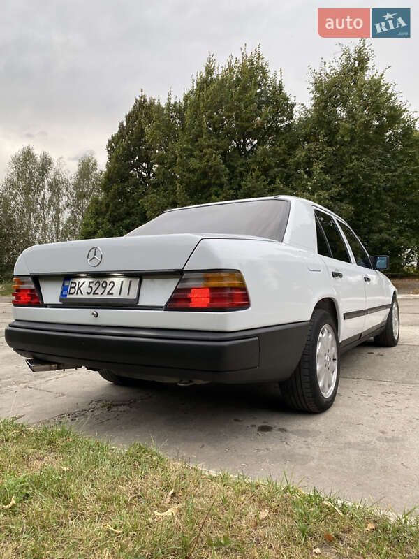 Седан Mercedes-Benz E-Class 1988 в Березному