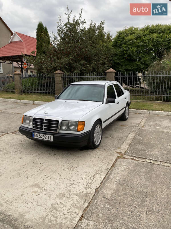 Седан Mercedes-Benz E-Class 1988 в Березному
