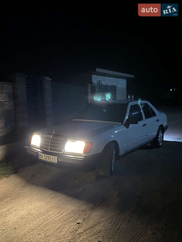 Седан Mercedes-Benz E-Class 1988 в Березному