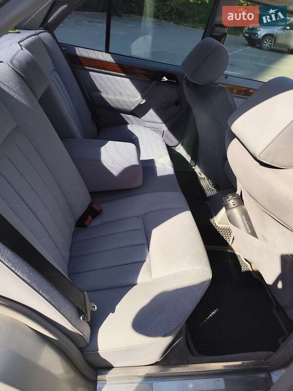 Седан Mercedes-Benz E-Class 1994 в Днепре