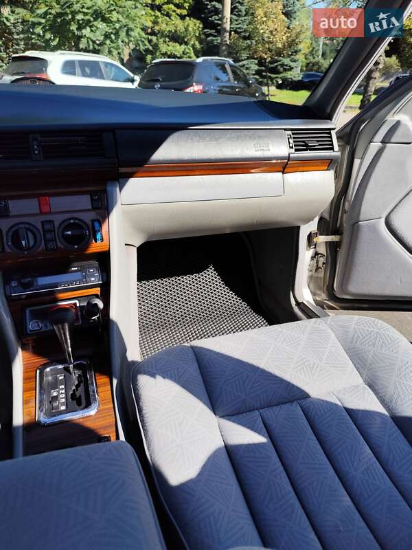 Седан Mercedes-Benz E-Class 1994 в Днепре