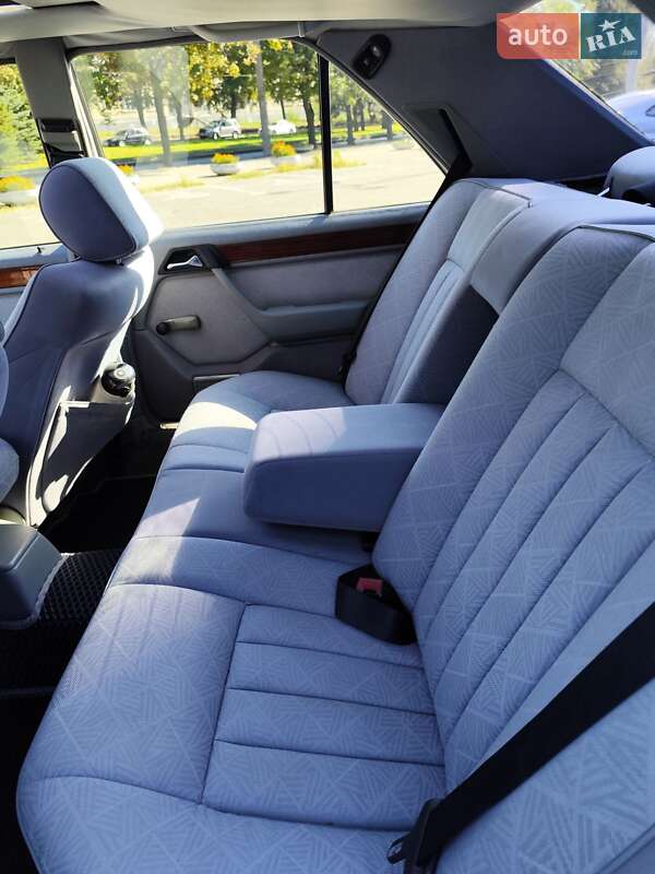 Седан Mercedes-Benz E-Class 1994 в Днепре