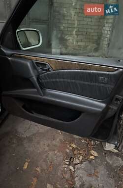 Седан Mercedes-Benz E-Class 1999 в  фото 11 Седан Mercedes-Benz E-Class 1999 в