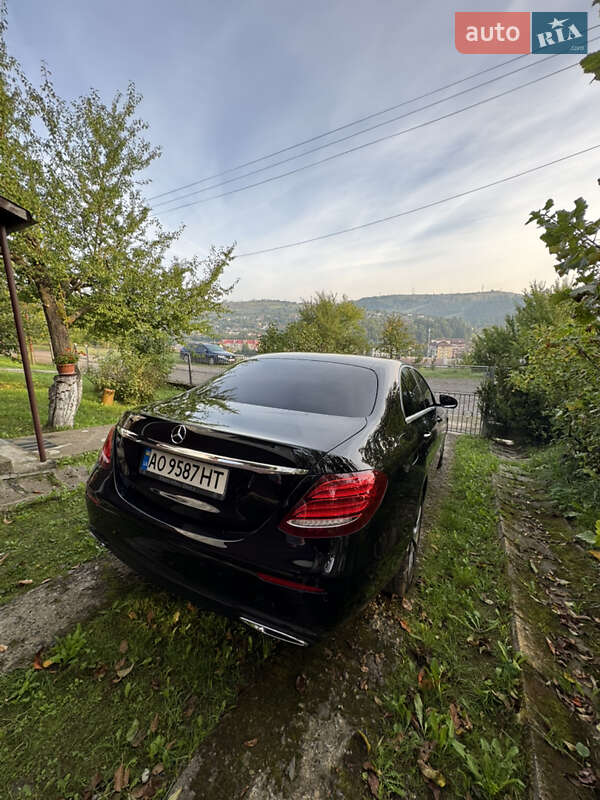 Седан Mercedes-Benz E-Class 2018 в Воловцю