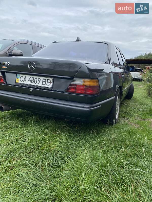 Седан Mercedes-Benz E-Class 1987 в Корце