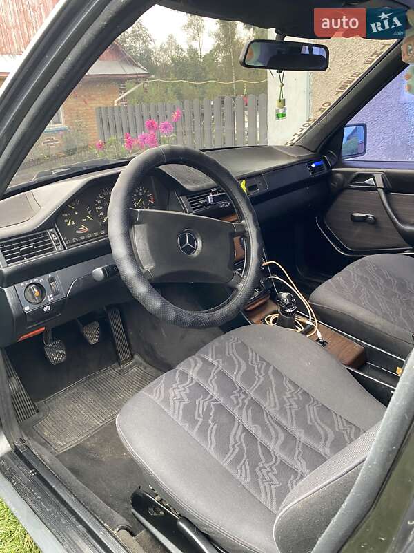 Седан Mercedes-Benz E-Class 1987 в Корце
