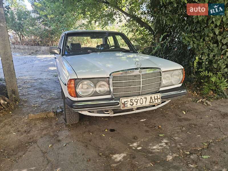 Седан Mercedes-Benz E-Class 1980 в 