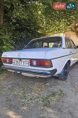 Седан Mercedes-Benz E-Class 1980 в 