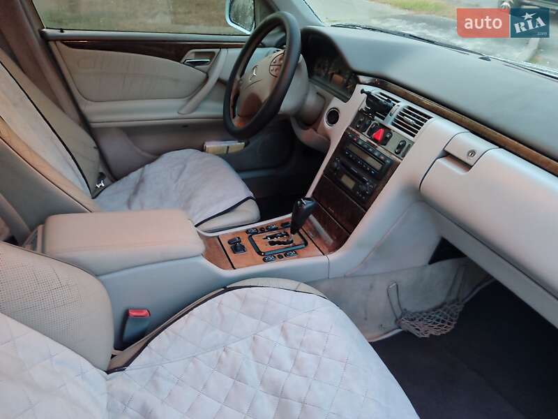 Седан Mercedes-Benz E-Class 2000 в Киеве