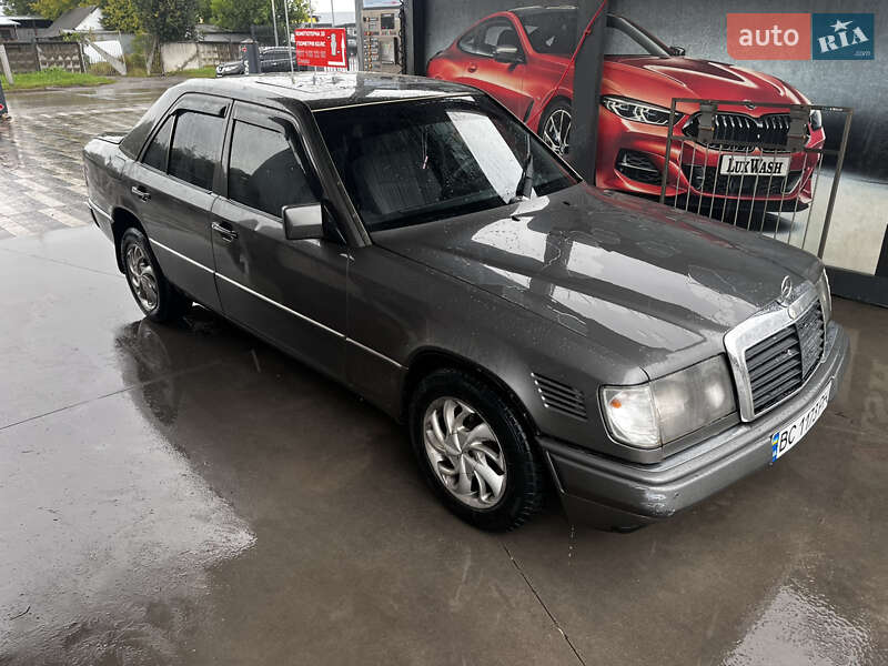 Седан Mercedes-Benz E-Class 1990 в Львове