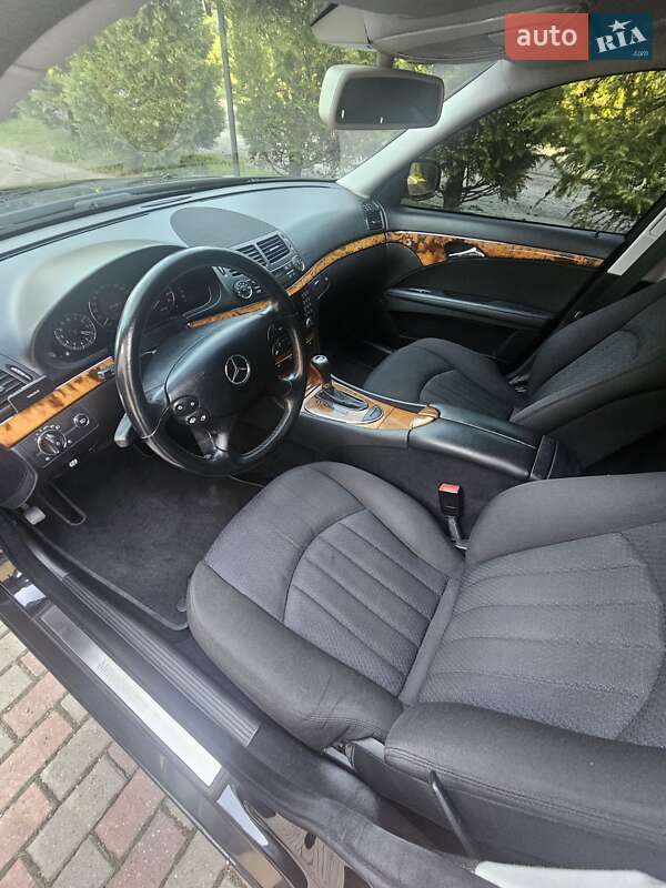 Седан Mercedes-Benz E-Class 2007 в Конопнице