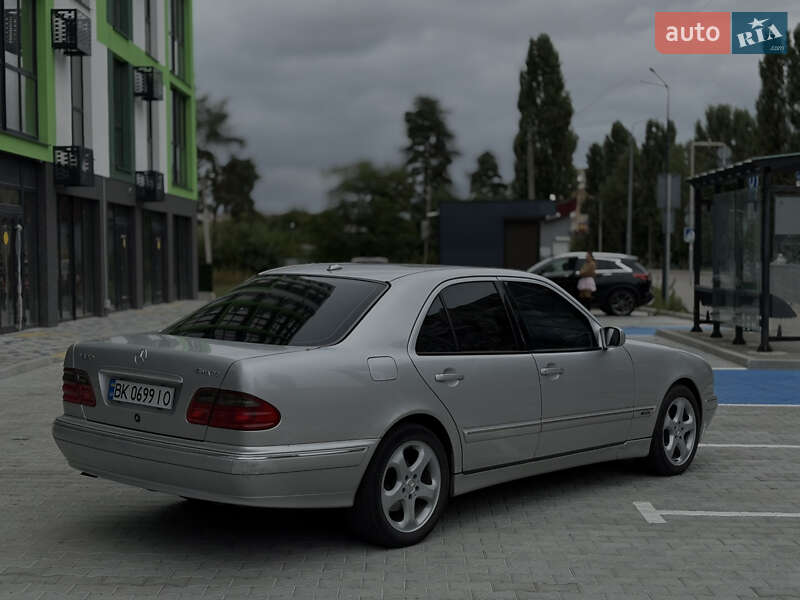 Седан Mercedes-Benz E-Class 1999 в Вараше