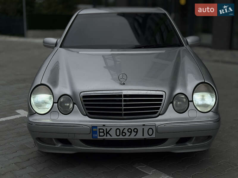 Седан Mercedes-Benz E-Class 1999 в Вараше