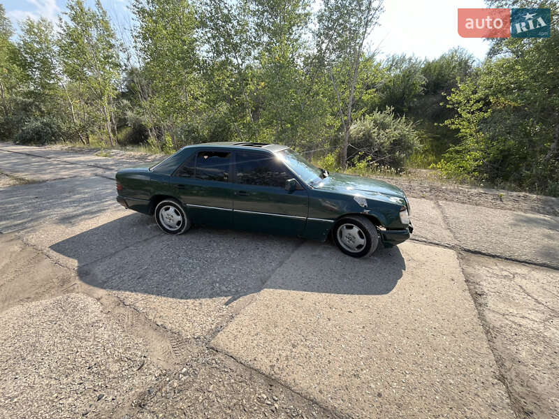 Седан Mercedes-Benz E-Class 1990 в Харькове