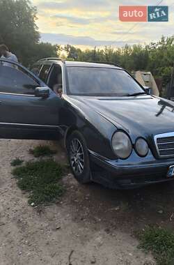 Універсал Mercedes-Benz E-Class 1998 в Чернівцях
