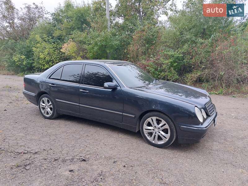Седан Mercedes-Benz E-Class 2001 в Кицмани