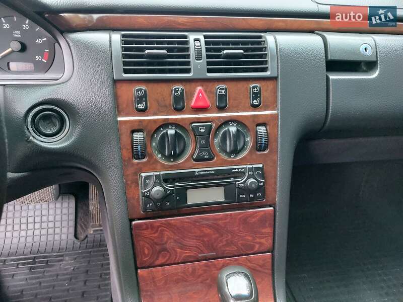 Седан Mercedes-Benz E-Class 2001 в Кицмани