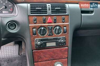 Седан Mercedes-Benz E-Class 2001 в 