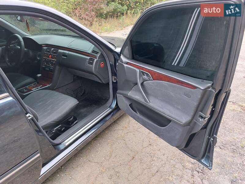 Седан Mercedes-Benz E-Class 2001 в Кицмани
