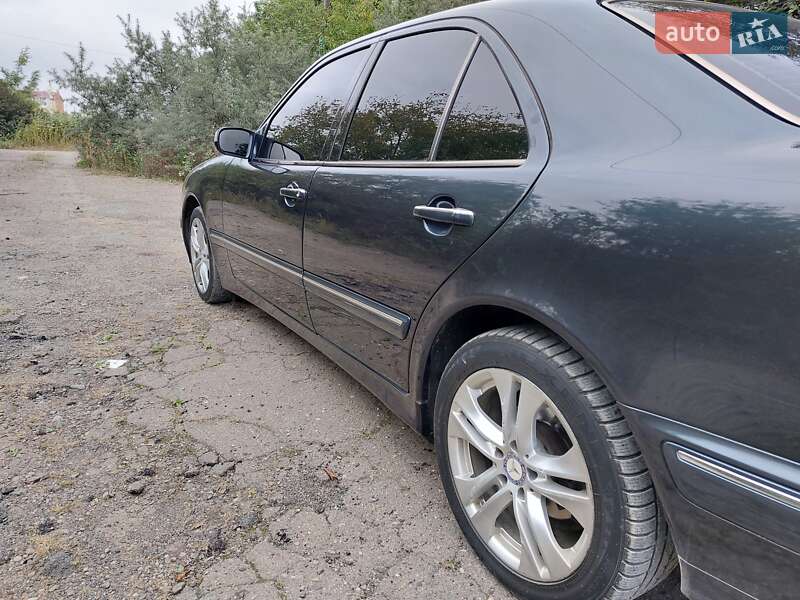 Седан Mercedes-Benz E-Class 2001 в Кицмани