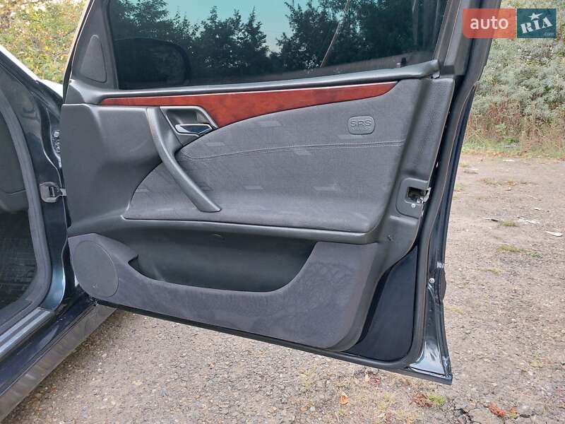 Седан Mercedes-Benz E-Class 2001 в Кицмани