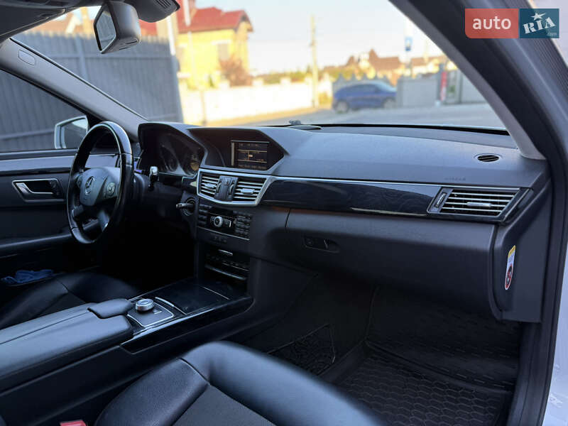 Седан Mercedes-Benz E-Class 2011 в Львове