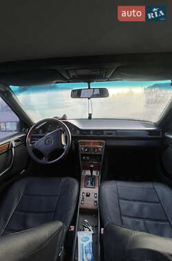Седан Mercedes-Benz E-Class 1992 в 