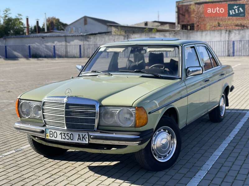 Седан Mercedes-Benz E-Class 1977 в 