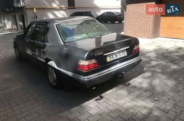 Седан Mercedes-Benz E-Class 1990 в 