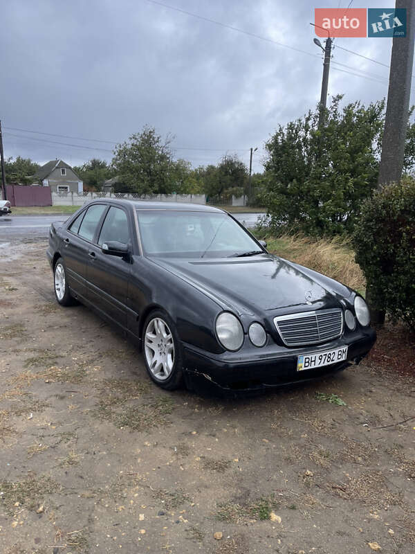 Седан Mercedes-Benz E-Class 2000 в Южном