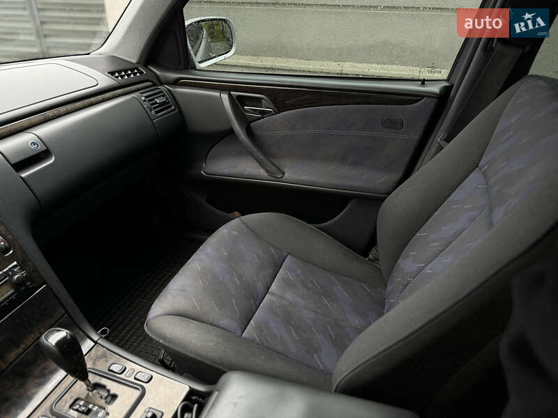 Седан Mercedes-Benz E-Class 2001 в Дрогобыче