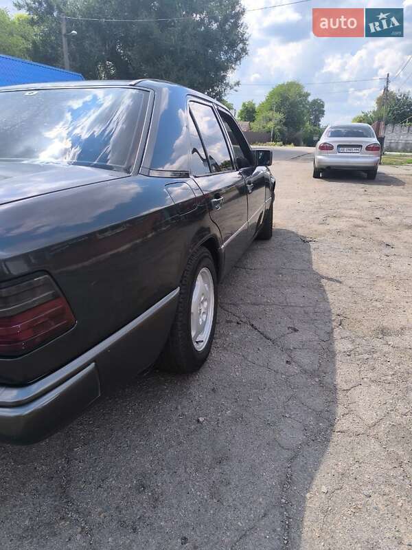 Седан Mercedes-Benz E-Class 1988 в Днепре
