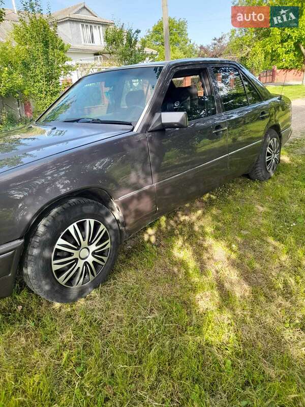 Седан Mercedes-Benz E-Class 1993 в Снятине